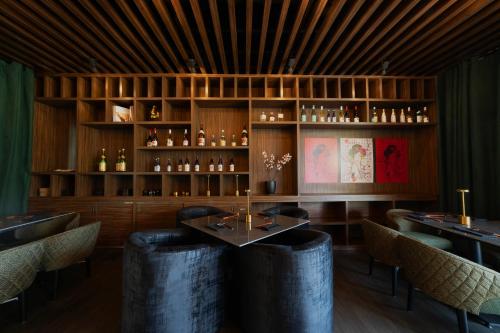 um restaurante com um bar com mesas e cadeiras em Flow Condesa - Adults Only em Cidade do México