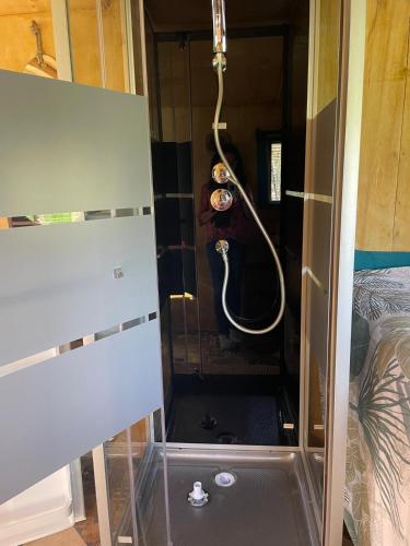 - une douche dans une chambre avec une personne dans l'établissement La 24h Roulotte, à Parigné-lʼÉvêque