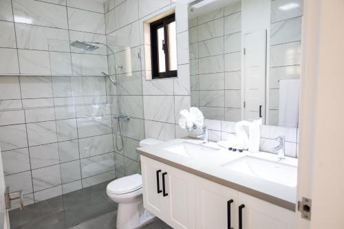 een witte badkamer met een wastafel en een toilet bij Casa De lo Mio in Sosúa