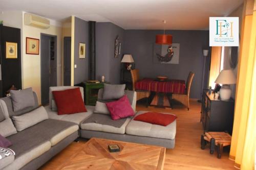 un salon avec un canapé et une table dans l'établissement La Villa des Garrigues, à Saint-Bauzille-de-Montmel