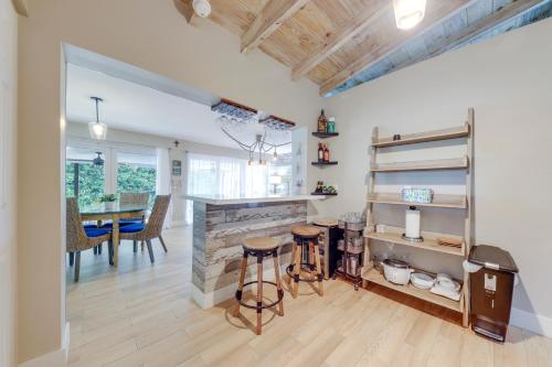 Private Pool and Dock Waterfront Key Largo Retreatにあるキッチンまたは簡易キッチン