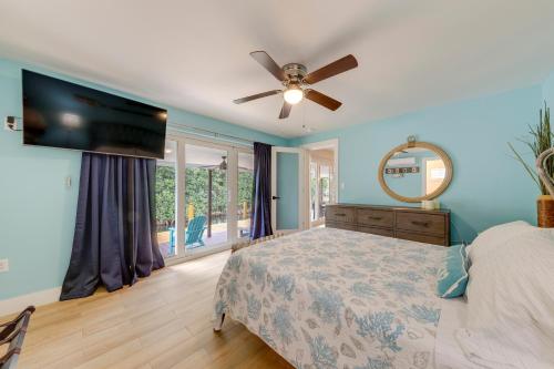 Private Pool and Dock Waterfront Key Largo Retreatにあるベッド