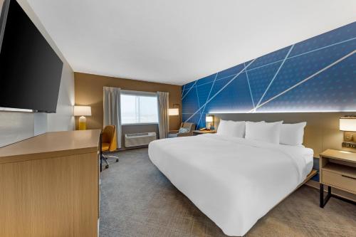 a large white bed in a hotel room at Comfort Inn & Suites Oklahoma City North - Quail Springs in Oklahoma City