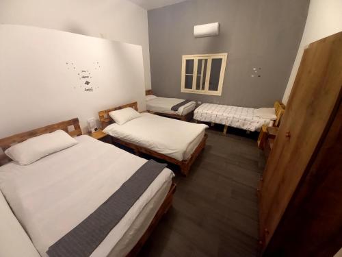 Postel nebo postele na pokoji v ubytování Roots55lb villa in jadra chouf