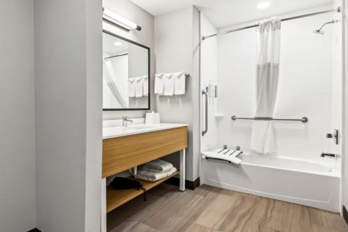 Koupelna v ubytování Spark by Hilton Catoosa Tulsa