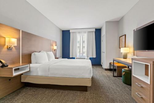 Postel nebo postele na pokoji v ubytování Spark by Hilton Catoosa Tulsa