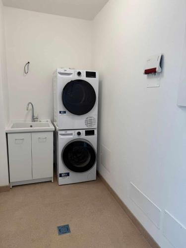 a washing machine and a sink in a room at Villa San Biagio Residence in Mason Vicentino