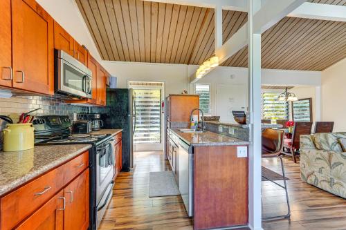 Kuchyň nebo kuchyňský kout v ubytování 1 Mi to Beach Kailua-Kona Condo with Pool Access!