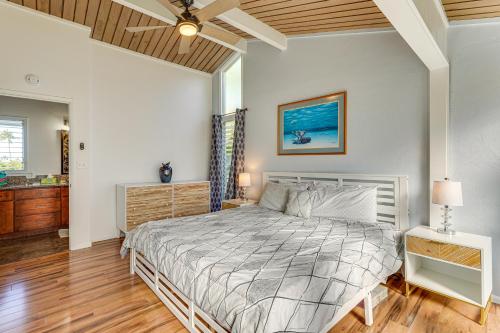 Postel nebo postele na pokoji v ubytování 1 Mi to Beach Kailua-Kona Condo with Pool Access!