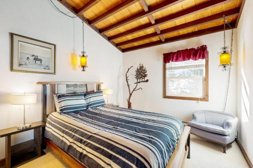 Ένα ή περισσότερα κρεβάτια σε δωμάτιο στο Squaw Valley Views Condo #15