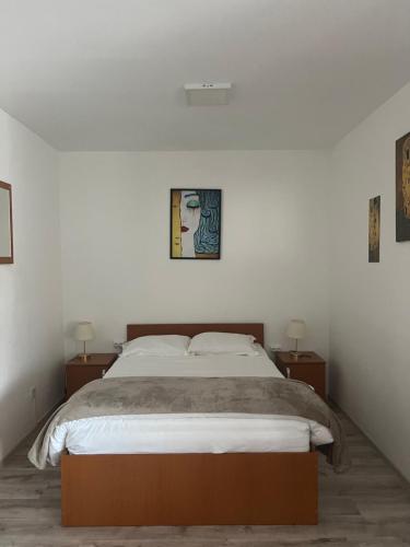 Un dormitorio con una cama grande con dos mesitas de noche. en Crystal, en Suceava