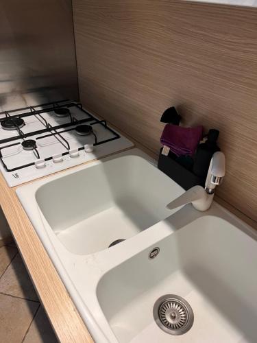 un bancone della cucina con piano cottura e lavandino di Residenza Fonticella a Rivisondoli