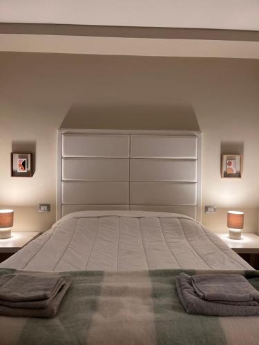 una camera da letto con un letto grande con due asciugamani sopra di Residenza Fonticella a Rivisondoli