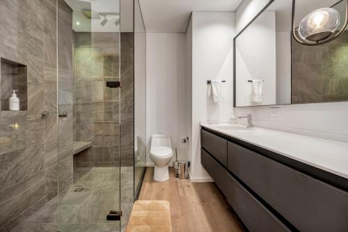 a bathroom with a toilet and a sink and a shower at Olive Living Suites by HOUSY HOST in Envigado