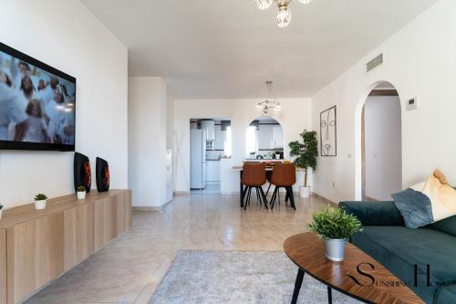 Coastal 2BR Apartment, Parking, Pool