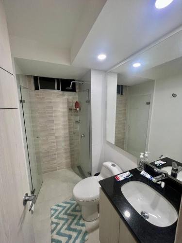une salle de bain avec toilettes, lavabo et douche dans l'établissement Nuevo apartamento de lujo con balcón wifi AC piscina, à Barranquilla
