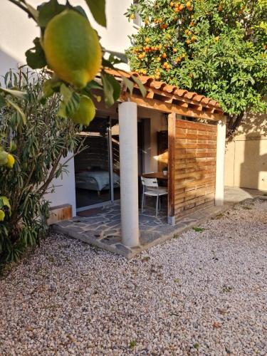 a small wooden house with a table and a chair at Résidence du Soleil in Collioure