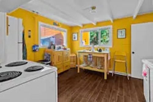Η κουζίνα ή μικρή κουζίνα στο Tigh-na-mara 4br Scandinavian Hotsoak By The Sea
