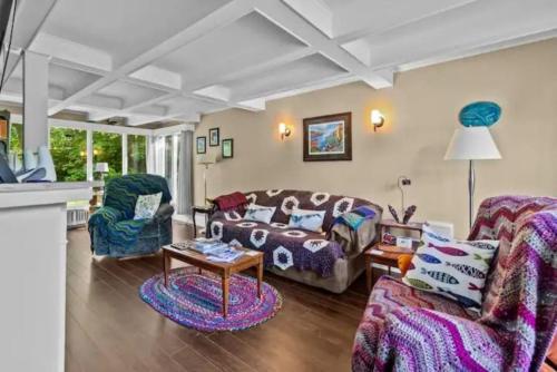 Χώρος καθιστικού στο Tigh-na-mara 4br Scandinavian Hotsoak By The Sea