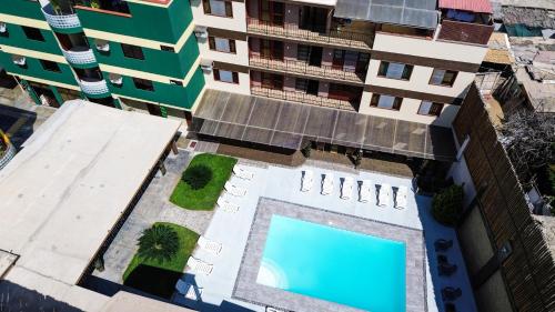 an overhead view of a building with a swimming pool at Apart-Hotel El Cañaveral in Chincha