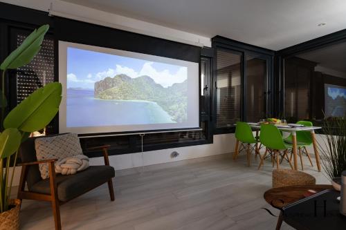 Exquisite Central 2 Bedroom apt, Pool, Views