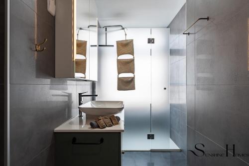 Exquisite Central 2 Bedroom apt, Pool, Views