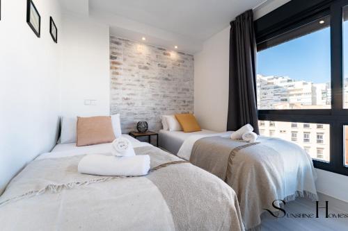 Exquisite Central 2 Bedroom apt, Pool, Views