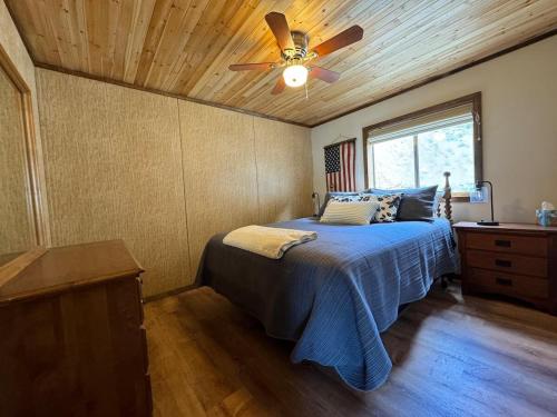 Ένα ή περισσότερα κρεβάτια σε δωμάτιο στο Columbia River Gorge Cabin with Gorgeous View!