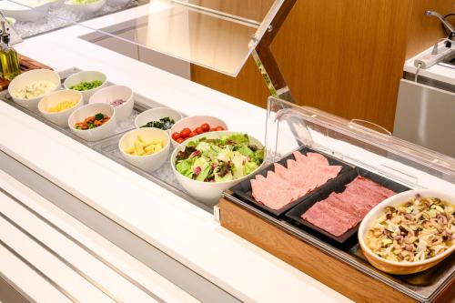 東京にあるリッチモンドホテルプレミア浅草インターナショナルのカウンターでの様々な料理を取り揃えたビュッフェ