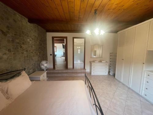 sala de estar con cama y techo en villa praxedes, en Nettuno