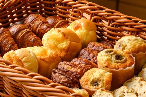 東京にあるリッチモンドホテルプレミア浅草インターナショナルの様々なペストリーが詰まったバスケット