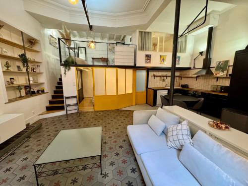 un salon avec un canapé blanc et une table dans l'établissement Le Yellow Submarine - Loft - Hyper centre, à Toulouse