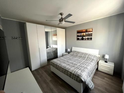 a bedroom with a bed and a ceiling fan at bilocale con NETFLIX INCLUSO in Lodi
