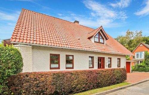 a white house with an orange roof at Ferienwohnung Röbelmüritz in Röbel