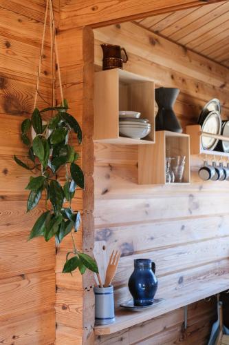 Una cocina o cocineta en Fjand Badeby - Guesthouse, Cottages and Colony