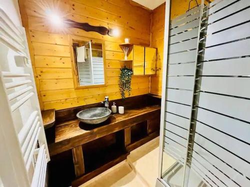 - une salle de bains pourvue d'un lavabo dans une cabine en bois dans l'établissement Appartement Allemond 6 personnes, à Allemont