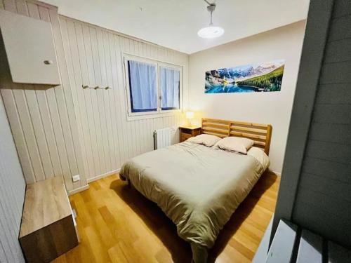 une chambre avec un grand lit dans une pièce dans l'établissement Appartement Allemond 6 personnes, à Allemont