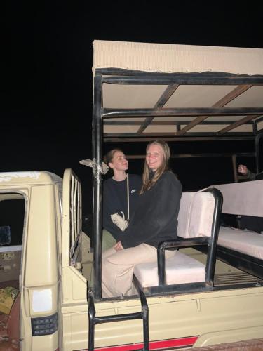 Tetamu yang menginap di SARAB Luxury Camp