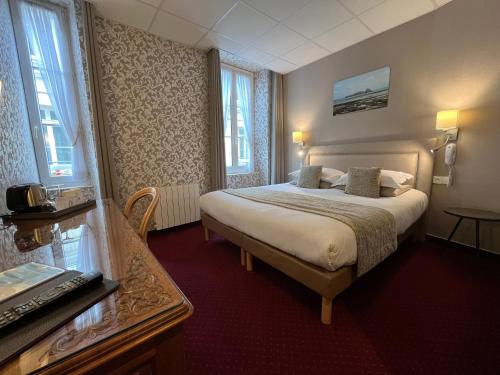 a hotel room with a bed and a desk at Hotel des Abers in Saint Malo