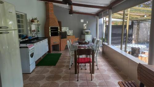 una cucina con un tavolo e delle sedie di Sossegoterapia a Casa Branca