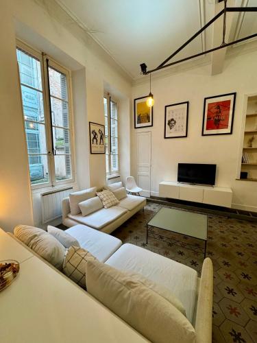 un salon avec deux canapés et une télévision dans l'établissement Le Yellow Submarine - Loft - Hyper centre, à Toulouse