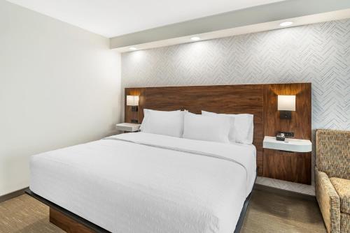 Postel nebo postele na pokoji v ubytování Hampton Inn Petersburg-Fort Gregg Adams