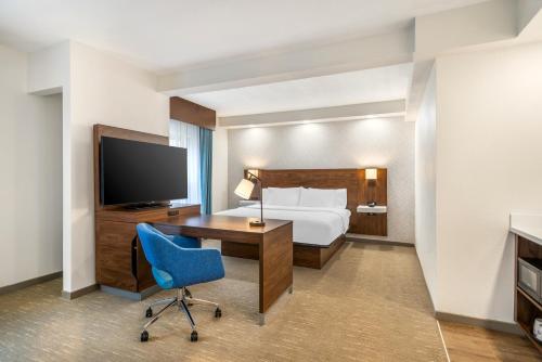 TV a/nebo společenská místnost v ubytování Hampton Inn Petersburg-Fort Gregg Adams