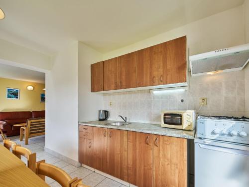 Kuchyň nebo kuchyňský kout v ubytování Holiday Home Stárkov by Interhome