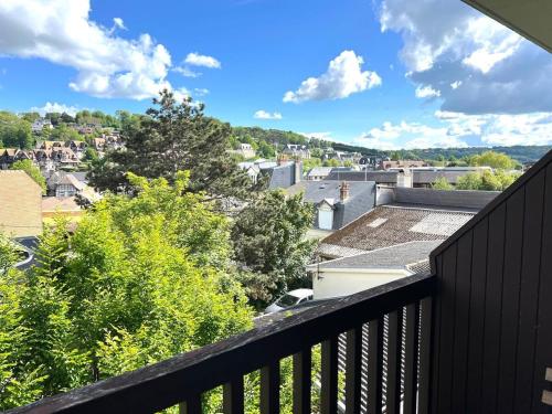 balkon z widokiem na miasto w obiekcie Deauville - appartement avec terrasse face à l'Hippodrome w mieście Deauville