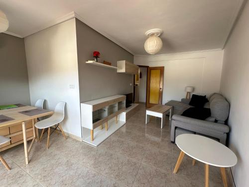 ein Wohnzimmer mit Sofa und Tisch in der Unterkunft Apartamento Mirador de Gredos in Madrigal de la Vera