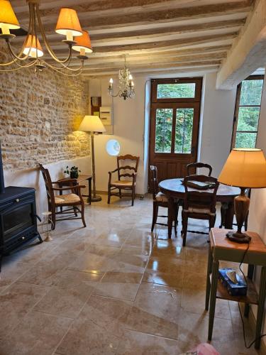 un salon avec une table et des chaises dans l'établissement Holy Cottage, à Sainpuits