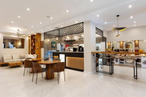 een keuken en woonkamer met een tafel en stoelen bij Pirin Sense Mountain Paradise Escape - SPA - Free Parking in Bansko