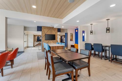 a dining room with a table and chairs at Holiday Inn Express Pittsburgh - Munhall by IHG in Munhall