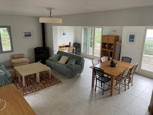 un salon avec un canapé et une table dans l'établissement Villa vue imprenable mer et montagne, à Cateri